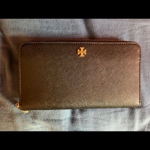 Tory Burch zip wallet!